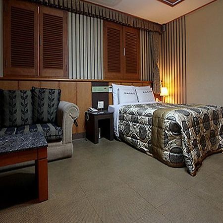 Rampart Hotel Suwon Esterno foto